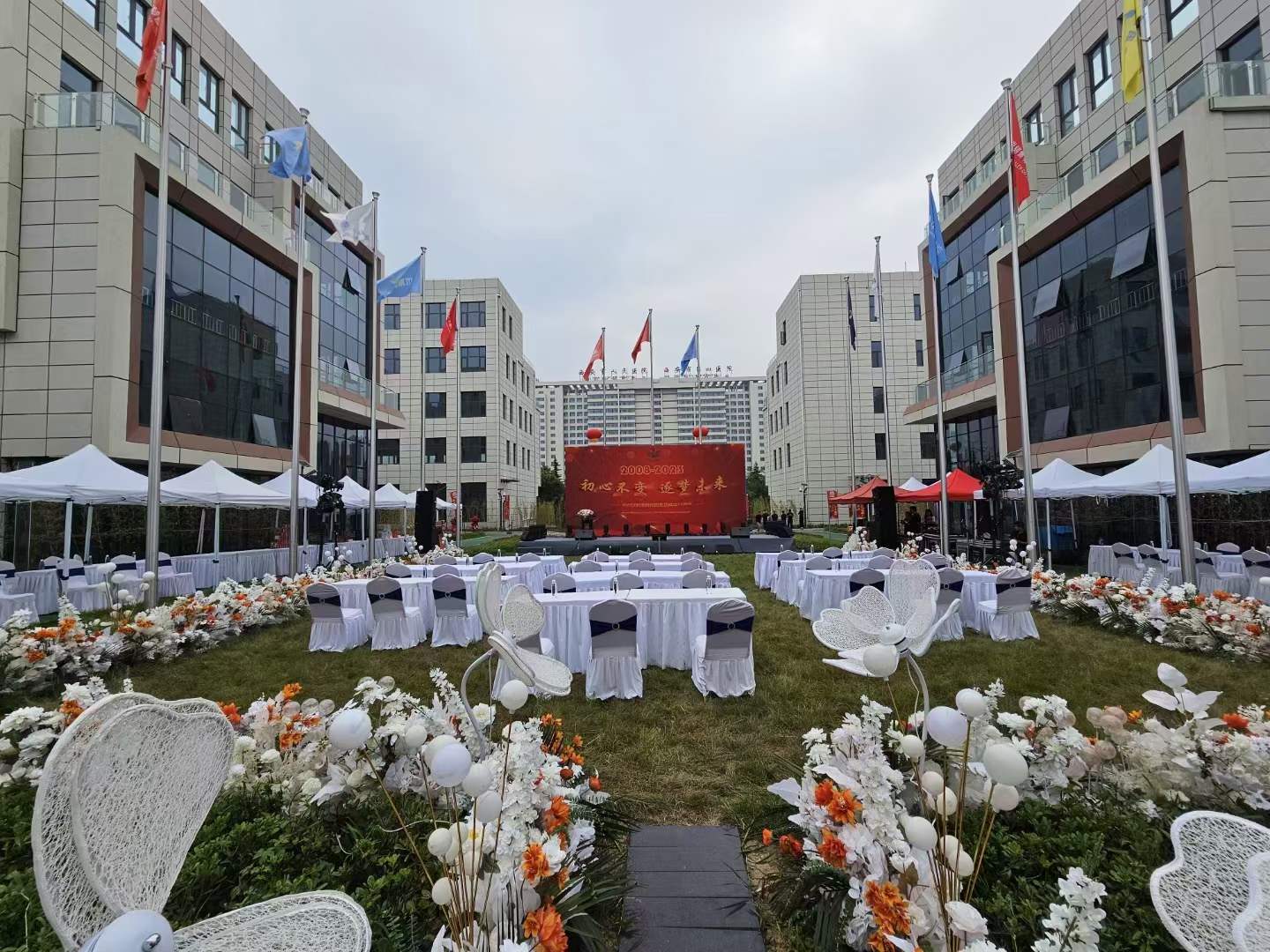 1688539305409664.jpg 集團動態(tài) 櫛風沐雨 砥礪前行 中鈉儲能恭賀“瀚林控股集團十五周年慶典”圓滿舉行2.jpg